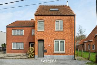 Interesse? Meer informatie op www.SWEVERS.be - Een instapklare woning… 3 ruime slaapkamers… een zonrijke tuin… en dé ideale ligging vlakbij het hartje van Kuringen… BINGO! In deze leuke halfopen woning in de rustige Jessenhofstraat 41 in Kuringen vink jij moeiteloos alle grote troeven van jouw wenslijst. De woning werd oorspronkelijk gebouwd in 1935 op een knap perceel van 6a 10a. De woning kreeg doorheen de tijd al een grondige opfrisbeurt en ook de afgelopen jaren werden er nog heel wat zaken aangepakt. Je krijgt een hier zo een hedendaagse en instapklare bewoonbare oppervlakte van 169m² groot met nog heel wat potentieel. Via de inkomhal kom je in de lichtrijke leefruimte van 28,60 m², die naadloos aansluit op de open keuken van 13,72 m². De indeling zorgt voor een aangename, moderne sfeer met voldoende plaats voor een gezellige zithoek, eethoek, bureau of speelhoek. Vanuit de keuken en de erker met grote raampartijen heb je een mooi zicht op het zuidoostelijk georiënteerde terras en de diepe, groene tuin van maar liefst 77 meter. Een heerlijke plek om in alle rust van het buitenleven te genieten. Gelijkvloers zijn er verder nog een apart toilet, een speelhoek en een praktische berging van 13,66 m² op 2 niveaus. Op de eerste verdieping bevinden zich 2 slaapkamers van 11,63 m² en 17,54 m² en een badkamer met bad en douche. Via de vaste trap bereik je de zolderverdieping, ingericht als ruime derde slaapkamer van 21,78 m², ideaal ook als hobbyruimte of bureau. Extra troef is de ligging: rustig en groen, met parken, speeltuinen, winkels, scholen en restaurants vlakbij. Bovendien woon je op 4 minuten van de E313 en op ongeveer 10 minuten van het station van Hasselt. Voor meer informatie, bel 011 255 155. Bron bewoonbare oppervlakte: EPC – verslag.