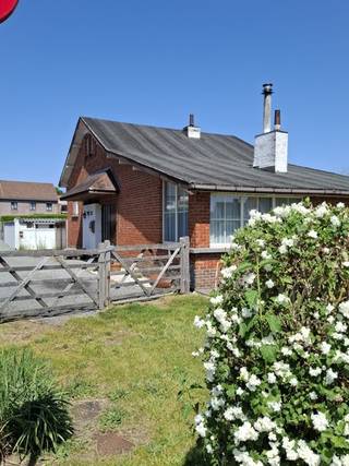 <strong>Veelzijdige eigendom met tal van mogelijkheden op een rustige locatie</strong><br />Op deze rustige ligging bevindt zich deze te renoveren woning op een ruim perceel met bijkomend bouwpotentieel. Voor het perceel werd reeds een stedenbouwkundig attest verkregen voor de opsplitsing in twee bouwloten, wat deze eigendom bijzonder interessant maakt voor zowel particulieren als investeerders.<br />Het perceel geniet bovendien van een uitstekende bereikbaarheid dankzij de toegang langs zowel de hoofdbaan als de Pastoor Pennestraat.<br />De bestaande woning omvat op het gelijkvloers een aparte keuken, een ruime woonkamer en badkamer. Op de tussenverdieping zijn er twee slaapkamer. Bovendien is er ook een kelder en zolder aanwezig. De woning vraagt een grondige renovatie, maar biedt tegelijkertijd de mogelijkheid om te kiezen voor afbraak en heropbouw, afhankelijk van uw woon- of investeringsplannen.<br />Daarnaast biedt het perceel interessante ontwikkelingsmogelijkheden. Na afbraak van de bestaande woning kan, mits het verkrijgen van de nodige vergunningen, een project met twee nieuwbouwwoningen worden gerealiseerd. Onder de geldende voorwaarden kan daarbij mogelijk gebruik worden gemaakt van het gunstige btw-tarief van 6% voor afbraak en heropbouw.<br />Of u nu op zoek bent naar een renovatieproject, een bouwgrond voor uw droomwoning of een interessante ontwikkelingsopportuniteit, deze eigendom biedt een uitzonderlijk potentieel.<br /><strong>Interesse?</strong> Neem gerust contact op voor meer informatie of een bezoek ter plaatse. Wij lichten de mogelijkheden graag verder toe.<br /><br />Stedenbouwkundige info: Wug - gvv - gmo - Gvkr - Gvg<br /> 