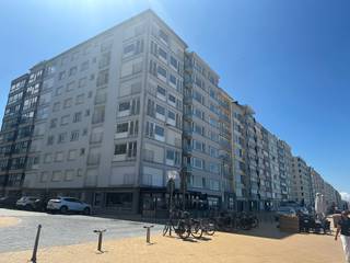 Dit prachtige appartement is gelegen in de residentie Balmoral, op een toplocatie aan de zeedijk te Oostende. Het appartement is bemeubeld en beschikt over 1 slaapkamer, ideaal voor een alleenstaande of een koppel. Op de VIJFDE verdieping dus prachtig zeezicht!<br /><br />De standaard van dit appartement is van hoog niveau, met moderne en comfortabele meubels en voorzieningen. De woonkamer is ruim en licht, met een prachtig uitzicht op de zee. De keuken is volledig uitgerust met alle benodigde apparatuur . De slaapkamer is gezellig en heeft voldoende kastruimte. De badkamer is modern en voorzien van een douche, wastafel en toilet.<br /><br />De residentie Balmoral is een goed onderhouden gebouw met een lift en een gemeenschappelijke fietsenstalling. Het is gelegen aan het strand en de gezellige boulevard van Oostende. In de directe omgeving vindt u allerlei winkels, restaurants en openbaar vervoer.<br /><br />Dit appartement is ideaal voor wie op zoek is naar een comfortabele en praktische woning op een toplocatie in Oostende. Immo Bel Air staat voor u klaar om u te begeleiden bij het vinden van uw ideale woning. Neem gerust contact met ons op voor meer informatie of om een afspraak te maken voor een bezichtiging. Epc: 158 kwh/M2; energiezuinig! Asbestattest opgemaakt in 2025: asbestveilig!