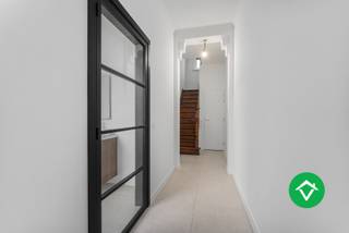 Deze woning is gelegen op een zeer strategische ligging! Zeer dicht bij het ziekenhuis, scholen, AD Delhaize, het stadspark en het stadscentrum. <br /><br />De woning is volledig gerenoveerd met respect en behoud voor authentieke elementen. De woning beschikt op het gelijkvloers over: Inkomhal - badkamer (bad, douche en badkamermeubel) - apart toilet - technische (was)berging - ruime, lichtrijke living - prachtig uitgeruste keuken - aangename, zonnige stadstuin - droge kelder. <br />Op het tweede verdiep: 3 volwaardige slaapkamers. Waarvan één nog ingericht kan worden als een tweede badkamer met toilet. Op de tweede verdieping is de zolderverdieping volledig ingericht als een 4e slaapkamer. <br /><br />Troeven:<br />- Centrale ligging<br />- Prachtige ingerichte starterswoning met authentieke elementen!<br />- EPC-score B! Zonnepanelen aanwezig. <br />- 4 volwaardige slaapkamers<br />- Attest goedgekeurde elektriciteit aanwezig<br /><br />Opzoek naar een volledig afgewerkte starterswoning of investering? Contacteer ons vandaag nog voor meer info!