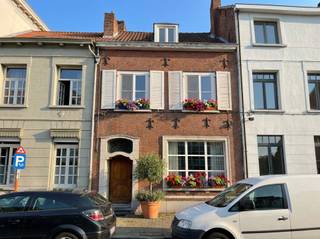 Gerenoveerde stadswoning met 4 slaapkamers en terras. Beschikbaar: onmiddellijk. EPC: 186 kWh/m² (label B)Ligging: centraal gelegen, vlakbij het...