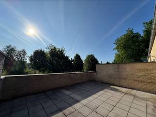 <p><span>Welkom thuis in dit prachtige appartement nabij centrum Leopoldsburg, perfect voor wie op zoek is naar een frisse en uitnodigende leefruimte. </span></p><p><span>De woonkamer van 40m2 ademt gezelligheid uit met zijn zachte verlichting en royale raamkozijnen, die een overvloed aan natuurlijk licht binnenlaten. </span></p><p><span>Stap naar buiten op het ruime terras van 30m², waar je volop kunt genieten van zonnige dagen en frisse lucht. Deze buitenruimte biedt de mogelijkheid om naar hartenlust tuinplanten en meubels toe te voegen, ideaal voor een gezellige barbecue of rustige momenten met een boek.</span></p><p><span>De moderne keuken is strak ontworpen met voldoende opbergruimte in de stijlvolle houten kasten en is volledig uitgerust voor al jouw culinaire avonturen. Het aangename ontwerp van de keuken nodigt uit tot gezellige kookavonden met vrienden of met de familie.</span></p><p><span>De badkamer combineert functionaliteit met stijl, voorzien van een comfortabel ligbad en een aparte douche. De master bedroom is knus en biedt een rustige ontsnapping aan de hectiek van de dag. </span></p><p><span>Het grote raam zorgt voor veel licht en de inbouwkasten bieden ruime opbergmogelijkheden. De zolder 21m2 kan ook gebruikt worden als bergruimte</span></p><p><span>Dit appartement straalt een sfeer van comfort, gemak en luxe uit. 1 carport en 1 autostaanplaats vervolledigen het plaatje.</span></p><p><span>Mis deze kans niet om je eigen stukje comfort in Leopoldsburg te bemachtigen! </span></p>