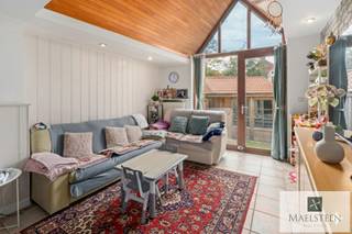 In a quiet and picturesque street in Bruges, paved with authentic cobblestones, lies this move-in ready townhouse with a façade dating back to...