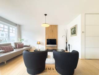 Dit stijlvol en recent appartement is zuid-west gericht gelegen aan de Koningslaan, op wandelafstand van het Zegemeer en het commerciële centrum van Knokke. Het appartement beschikt over een ruime, zonnige woonkamer met toegang tot het terras aan de voorzijde. Aansluitend bevindt zich een volledig ingerichte open keuken en een aparte berging. Verder is er een hal met afzonderlijk gastentoilet, en een royale slaapkamer met ensuite badkamer en toegang tot een tweede terras aan de achterzijde. <br />Er is een fietsenberging en private kelder voorzien in de residentie. <br /><br />Mogelijkheid tot aankoop van een autostaanplaats/garagebox in de nabije omgeving!<br /><br />Aarzel niet en maak een afspraak. : 050 62 44 14 of via knokke@immax.be