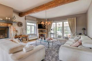 Ontdek deze ruime en zeer goed onderhouden woning met loods – de ideale combinatie van wonen en werken! De woning beschikt over een ruime inkomhal...