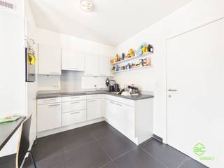 <p><span>Op wandelafstand van alle nodige voorzieningen vinden we dit appartement terug op de tweede verdieping van een recente en goed onderhouden residentie. </span></p><p><span>Een bakker, postkantoor, horeca, supermarkt, apotheek, scholen, … zijn allemaal op wandelafstand gelegen. </span></p><p><span> </span></p><p><span>De residentie werd gebouwd in 2009 en afgewerkt met kwalitatieve materialen. </span></p><p><span>Het appartement beschikt over een EPC A en beschikt over een nieuwe verwarmingsketel uit 2024 alsook is de elektriciteit conform gekeurd. </span></p><p><span> </span></p><p><span>Via de gemeenschappelijke lift of de trap bereiken we de tweede verdieping waar dit appartement gelegen is. </span></p><p><span>Binnenkomen doen we in de inkomhal waar zich ook het apart toilet bevindt. De open leefruimte beschikt over een aangename lichtinval dankzij de grote ramen. Aan de voorzijde werd een terras voorzien, toegankelijk via het schuifraam in de woonkamer. De keuken is voorzien van de nodige toestellen en een extra zitmogelijkheid. Naast de keuken vinden we een handige berging terug met aansluiting voor de wasmachine.</span></p><p><span>De slaapkamer werd aan de achterkant ondergebracht en beschikt over een extra terrasje. De aanhorende badkamer is voorzien van een lavabomeubel en een handige inloopdouche. </span></p><p><span> </span></p><p><span>Achter het gebouw bevindt zich een private staanplaats. </span></p><p><span> </span></p><p><span>Momenteel wordt het appartement verhuurd. Contacteer ons kantoor voor meer info. </span></p><p><span> </span></p><p><span>Pluspunten:</span></p><p><span>- in het centrum</span></p><p><span>- ideaal startersapp</span></p><p><span>- incl staanplaats</span></p><p><span> </span></p><p><span>Gemeenschappelijke kosten: € 90/maand</span></p><p><span> </span></p><p><span>De vermelde bewoonbare oppervlakte is de netto-oppervlakte van het appartement.</span></p><p><span> </span></p><p><span>EPC GD:</span></p><p><span>Certificaatnr: 20250601-0003614501-GD-1</span></p><p><span>Datum: 01/06/2025</span></p><p><span>Geldig tot: 01/06/2035</span></p>