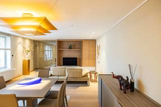 Cette propriété se compose d'un bâtiment commercial et d'un appartement, tous deux avec une entrée séparée. Au rez-de-chaussée se trouve un espace...