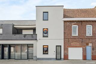 Deze volledig gerenoveerde woonst bestaande uit: inkomhal met toilet, ruime berging/wasplaats, open moderne ingerichte keuken, woonkamer - salon...