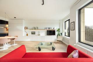 Het grondplan, de blanco asbestinventaris, het gunstige EPC-attest en de conforme elektriciteitskeuring vindt u terug bij de 'downloads' op de Wellimmo-site.<br /><br />ln de mooÍste straat aan het Antwerpse Stadspark vinden we dit stijlvol gerenoveerde appartement met frontaal parkzicht op de zesde verdieping van een verzorgd gebouw. Met zijn groene ligging, aangename buitenruimtes en een helder, open gevoel biedt deze woning een aangename en hedendaagse woonkwaliteit in het hart van de stad. Het appartement heeft een oppervlakte van 82m² (incl zalig zonneterras) en werd zeer grondig gerenoveerd met kwalitatieve materialen en een frisse, tijdloze afwerking. De leefruimte, langs de parkzijde, geniet van een royale<br />lichtinval en sluit harmonieus aan op een volledig uitgeruste, moderne geïnstalleerde keuken. De indeling is functioneel en doordacht, met een ruime slaapkamer en veel kastruimte aan de rustige achterzijde van het gebouw. Centrale voorzieningen zoals de luxueuze badkamer met inloopdouche en wastafelmeubel, het aparte toilet en de praktische wasplaats bevinden zich in het midden van de woning, wat zorgt voor een optimale benutting van de beschikbare ruimte. Een privatieve kelderberging biedt extra opslagcomfort. Bovendien is er de mogelijkheid tot aankoop van een autostaanplaats in een nabijgelegen gebouw op huisnummer 30 aan 40.000€- een waardevolle meerwaarde in deze populaire buurt <br /><br />Troeven:<br />Toplocatie - de mooiste straat van het Stadspark<br />Luxueuze totaalrenovatie met kwaliteitsmaterialen en maatwerkmeubilair<br />Prachtige lichtinval en zichten vanop de 6de verdieping - heerlijk terras aan de leefruimte<br />Gunstig EPC, conforme elektriciteit en lage reële maandelijkse lasten in het gebouw: 233€/maand incl.  privatieve verwarming, privatief waterverbruik, syndicus, blokpolis, onderhoud en werking gebouw<br />Mogelijkheid tot aankoop parking van zelfde eigenaar<br /><br />Voor meer informatie of een bezoek: 03/225.00.68 of info@wellimmo.net<br /> 