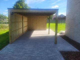 <p>In het centrum van Wijchmaal, in de nieuwe verkaveling Kapelhoef, bieden wij <strong>vijf halfopen, energieneutrale ééngezinswoningen </strong>aan in de Haverstraat en Roggestraat. Deze moderne woningen zijn ideaal gelegen: op minder dan vijf minuten bereik je met de auto de Noord-Zuidverbinding, een buurtwinkel bevindt zich op slechts 700 meter en de basisschool ligt op wandelafstand, op minder dan één kilomete<br /><br /><strong><span></span></strong><strong><span>Woning Roggestraat 1 (Lot 17)</span></strong><br />-Bewoonbare oppervlakte: 126m²;<br />-Perceeloppervlakte: 3a66ca;<br />-Een ruime doorzonleefruimte met open keuken;<br />-Een praktische berging;<br />-3 slaapkamers, waarvan één met dressing en een wasplaats;<br />-Volledig uitgeruste badkamer;<br />-Oostgerichte tuin;<br />-Vrijstaande carport met aanpalende tuinberging.<span></span><strong><span><br /></span></strong><br /><br />De woningen worden volledig afgewerkt opgeleverd. De materiaalkeuzes werden gemaakt. Je hoeft alleen nog maar je meubels te verhuizen. <span>Dankzij het gunstig E-peil is er 5 jaar vrijstelling op het kadastraal inkomen.</span><br /><br /><strong>Bouwen aan de toekomst<br /></strong>De woningen zijn ontworpen met oog voor duurzaamheid en energie-efficiëntie. Ze behalen een <strong>maximaal E-peil van E10</strong>. Verwarmen gebeurt via een <strong>lucht/water-warmtepomp</strong> in combinatie met vloerverwarming die ook actieve koeling mogelijk maakt. <strong>Zonnepanelen </strong>zijn standaard voorzien, wat bijdraagt aan het lage energieverbruik en het wooncomfort.<br />Ook buiten wordt er aan alles gedacht. In elke achtertuin wordt een hoogstammige inheemse boom aangeplant en het gazon wordt ingezaaid. De percelen worden gedeeltelijk afgesloten met een draadafsluiting van 1,80 meter hoog, zodat privacy en veiligheid gegarandeerd zijn.<br /><br />De vermelde prijs is exclusief btw en notariskosten. Wil jij graag rustig wonen in een energiezuinige nieuwbouwwoning op een centrale, gezinsvriendelijke locatie? Dan vertellen we je graag meer over dit project en de mogelijkheden. <br /><br />Wij ontzorgen je ook voor de <strong>verkoop </strong>van je <strong>huidige woning</strong>. Contacteer ons op 011 39 90 50 of info@jansenrealestate.be voor bijkomende informatie.</p>