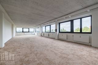 Excellent turnkey office/multi-purpose space of 134 m² for rent, perfectly located along the busy Leuvensesteenweg (N2) and close to the R0 in Zaventem.<br /><br />The recently renovated, bright spaces are part of the high-quality office building "Campus Zaventem", featuring meeting rooms, company restaurant, showers, garden, and a large parking area with charging stations. Available immediately.<br /><br />Contact<strong> PANORAMA B2B</strong> for additional information, plans, or a non-binding site visit at<strong> 0477 09 00 09.</strong>