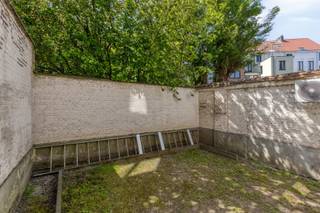 Gelijkvloers appartement met tuinHet gelijkvloers omvat een volledig gerenoveerd appartement (2025) met een lichtrijke open leefruimte. Dankzij de...