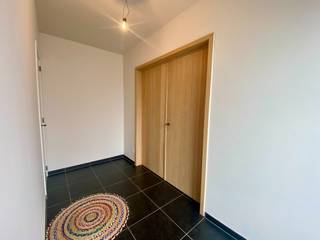 Deze recente en ruime halfopen bebouwing is gelegen in een rustige en aangename omgeving en biedt alle comfort voor wie op zoek is naar een kwalitatieve gezinswoning.<br /><br />De woning beschikt over 3 slaapkamers, een praktische carport en een ruime tuin waar het heerlijk vertoeven is. Dankzij de recente bouw geniet de woning van een moderne uitstraling en een aangename leefomgeving.<br /><br />Een ideale woning voor wie ruimte, comfort en rust wil combineren.<br /><br />Troeven:<br /><br />- Recente halfopen bebouwing<br />- 3 slaapkamers<br />- Ruime en aangename leefruimtes<br />- Carport<br />- Ruime tuin<br />- Rustige ligging<br />- Gunstig EPC label