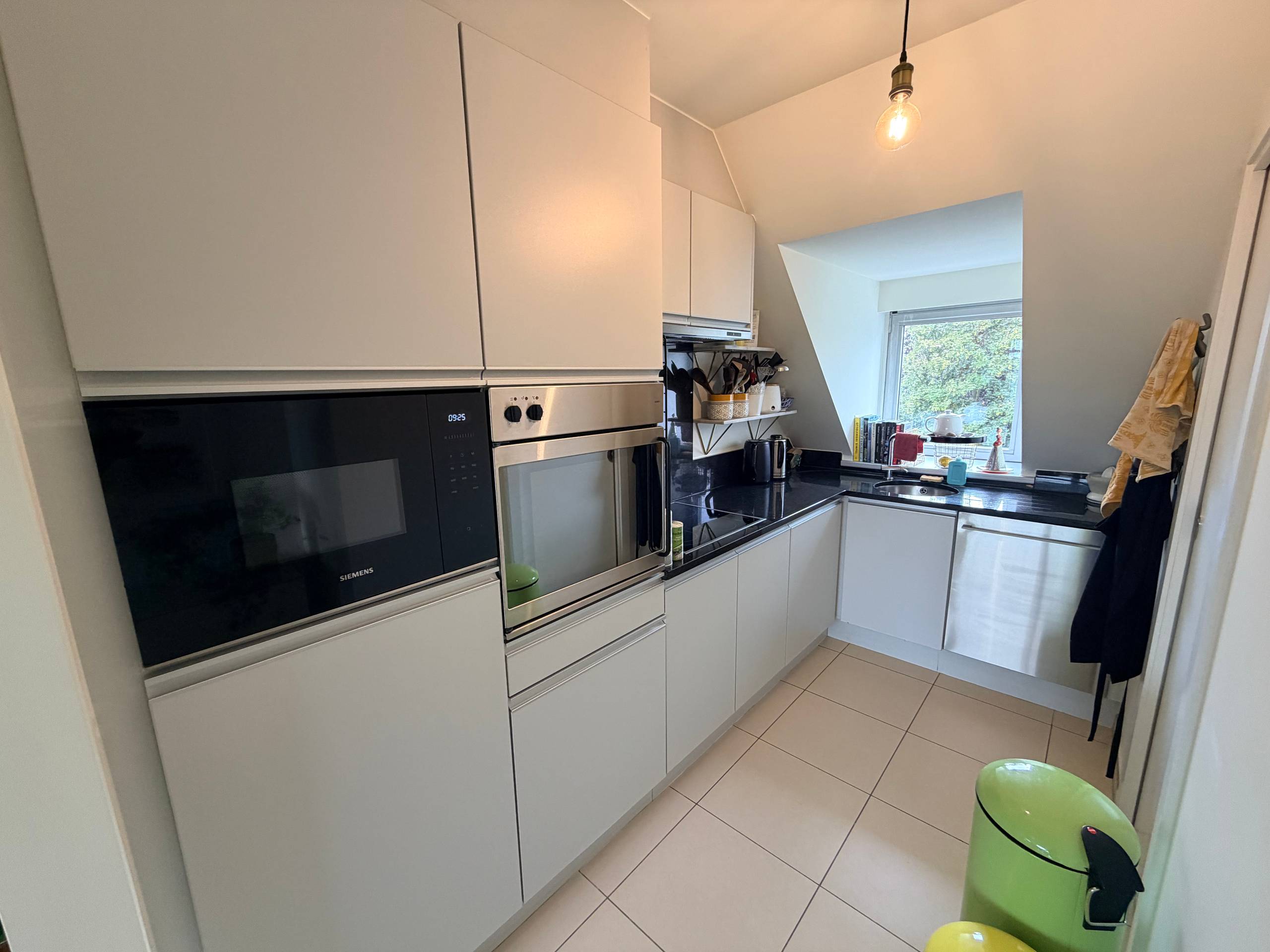 --- NIEUW --- Ruim duplex-appartement met zonnig terras en autostaanplaats in centrum Oostakker! - foto 4