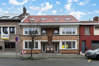 Gerenoveerd duplex appartement (125 m²) met 2 slaapkamers en terras (15 m²) in Ekeren. Het pand is uiterst centraal gelegen in de dorpskern, met...
