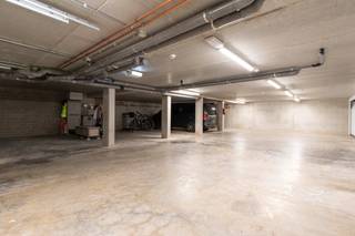 <div><div> <p>Overdekte autostaanplaats in recent gebouw.</p><p>Overdekte autostaanplaats op niveau -1 van een recent gebouw. De staanplaats is vlot bereikbaar via de gemeenschappelijke inrit en biedt een praktische en veilige oplossing voor het parkeren van uw wagen. Ideaal voor eigen gebruik of als investering.</p></div> </div>