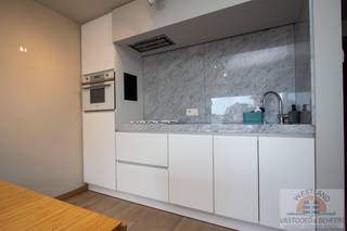 Instapklare designstudio met aparte slaaphoek op 50 meter van het strand. Zuidgericht, smaakvol gerenoveerd en afgewerkt met hoogwaardige materialen. De ideale keuze als tweede verblijf of slimme investering aan de Belgische kust.<br />De lichtrijke leefruimte sluit naadloos aan op de stijlvolle, volledig uitgeruste keuken met kwalitatieve materialen en ingebouwde toestellen. Dankzij de aparte slaaphoek geniet u bovendien van extra comfort en privacy. Ook de moderne badkamer werd smaakvol afgewerkt.<br />Met een EPC-label B is deze studio bovendien energiezuinig en helemaal klaar voor de toekomst.<br />Ideaal als tweede verblijf, maar ook een uitstekende investering dankzij de aantrekkelijke ligging en instapklare afwerking.<br />Troeven:<br />- Zuidgerichte oriëntatie<br />- Volledig gerenoveerd met kwalitatieve materialen<br />- Aparte slaaphoek<br />- Luxueuze, volledig uitgeruste keuken<br />- Moderne badkamer met inloopdouche<br />- EPC-label B<br />- Op wandelafstand van strand, winkels en tram<br />- Perfect als tweede verblijf of investering<br />Bent u benieuwd naar deze parel? Contacteer ons vandaag nog voor een bezoek en laat u verrassen door de charme van deze unieke studio.