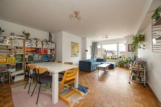 <p><span>Wonen binnen de Singel, met het prachtige Rivierenhof op wandelafstand? Dat doe je hier, in dit ruime appartement op de Turnhoutsebaan. Je geniet van een vlotte bereikbaarheid, winkels en openbaar vervoer. Een instapklaar appartement met 2 slaapkamers en een zonnig, zuidwestgericht terras: ideaal voor wie comfortabel wil wonen vlakbij stad én groen. Het gunstig EPC label (B) en de conforme elektrische keuring zijn de kerst op de taart van dit leuke appartement.</span></p><p><span><br />Licht en ruimte vooraan</span></p><p><span>Je komt binnen in de inkomhal (ca. 5 m²) op blokjesparket, met doorgang naar de living, keuken en nachthal.</span></p><p><span>De leefruimte vooraan (ca. 36 m²) is heerlijk ruim en baadt in het daglicht dankzij de grote raampartijen. Ook hier ligt een mooie blokjesparket die zorgt voor een warme uitstraling. Hier richt je met gemak een gezellige zithoek én een ruime eethoek in.</span></p><p><span>Aansluitend vind je de keuken (ca. 7 m²) met tegelvloer, uitgerust met koelkast, vriezer, dampkap, oven en afwasmachine. Vanuit de keuken heb je toegang tot een eerste, klein terras (ca. 1 m²).</span></p><p><span>Twee slaapkamers en zonnig terras</span></p><p><span>Via de nachthal bereik je de badkamer (ca. 5 m²), volledig betegeld en voorzien van douche, badkamermeubel en betegelde douchewanden.</span></p><p><span>De twee slaapkamers (ca. 11 m² en 15 m²) bevinden zich aan de rustige achterzijde van het appartement en zijn afgewerkt met blokjesparket. Beide kamers geven toegang tot de wasruimte (ca. 7 m²), eveneens op parket, met aansluiting voor was- en droogtoestellen.</span></p><p><span>Vanuit de wasruimte stap je het ruime terras (ca. 8 m²) op. Dit terras is zuidwest georiënteerd, waardoor je hier heerlijk van de middag- en avondzon geniet. Dankzij de schuifdeuren kan je het terras bovendien afsluiten, wat zorgt voor extra comfort en flexibiliteit.</span></p><p><span>Tot slot beschik je nog over een privatieve kelderberging (ca. 4 m²).</span></p><p><span>Groen, centraal en vlot bereikbaar</span></p><p><span>Je woont hier in een levendige buurt in Borgerhout, binnen de Singel en met snelle verbinding naar de Ring, het centrum, en andere invalswegen. Het prachtige Rivierenhof ligt vlakbij: ideaal om te wandelen, sporten of gewoon te genieten van het groen.</span></p><p><span>Openbaar vervoer stopt quasi voor de deur en ook winkels, supermarkten en scholen bevinden zich op wandelafstand. Hier woon je rustig, maar toch met alles binnen handbereik.</span></p><p><span> </span></p>