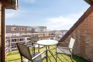 Dit uitstekend onderhouden en instapklaar duplex appartement wordt te koop aangeboden op een strategische ligging. Bent u op zoek naar kwalitatief vastgoed in Blankenberge? Dan is dit lichtrijke pand met een gunstig EPC ongetwijfeld iets voor u. Dankzij de aanwezige raampartijen en de gunstige oriëntatie geniet u hier de hele dag door van natuurlijk licht.De indeling van het appartement is als volgt:4eV- inkomhal met gastentoilet- lichtrijke leef- en eetruimte met terras- geïnstalleerde keuken- slaapkamer met douchevoorziening- bergruimte5eV- ruime slaapkamer met badkamer- toegang tot het ruime dakterras (53m²)Ruime kelderberging, ideaal als fietsenberging.Dit appartement in Blankenberge biedt niet alleen veel binnenruimte, maar blinkt ook uit door zijn buitenruimtes. De terrassen zijn ideaal voor wie houdt van zon en rust. De ligging in Blankenberge garandeert bovendien een vlotte bereikbaarheid en de nabijheid van alle noodzakelijke voorzieningen, zoals scholen, winkels en het station.Wenst u dit unieke appartement te kopen? Aarzel dan niet, want bij de verkoop van dergelijke pareltjes moet u er snel bij zijn. Overweegt u de aankoop van een tweede verblijf of een vaste woonst in Blankenberge? Maak dan vandaag nog uw afspraak voor een bezichtiging.