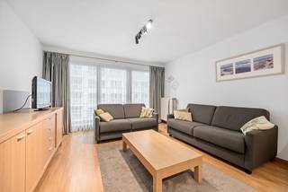 Cet agréable appartement deux chambres bénéficie d’un emplacement privilégié sur l’avenue Elizabetlaan, à deux pas de la Lippenslaan, au cœur du centre animé de Knokke. Commerces, restaurants, transports en commun et autres facilités se trouvent à distance de marche, ce qui en fait un bien idéal comme résidence principale, pied-à-terre ou investissement.<br /><br />L’appartement s’ouvre sur un hall d’entrée avec toilette séparée. Le séjour lumineux offre un espace de vie confortable avec salon et coin repas. La cuisine séparée, fonctionnelle et entièrement équipée, dispose de tout le confort nécessaire.<br />Le bien comprend également deux chambres à coucher, offrant de multiples possibilités d’aménagement.<br /><br />Atouts :
<ul>
	<li>Situation centrale recherchée à Knokke</li>
	<li>À proximité immédiate de la Lippenslaan</li>
	<li>Deux chambres</li>
	<li>Toilette invités séparée</li>
	<li>Cuisine séparée avec confort</li>
</ul>
Convient parfaitement comme habitation, résidence secondaire ou investissement<br />Une belle opportunité pour ceux qui recherchent un appartement bien situé au centre de Knokke.<br /><br />Ref. A704 