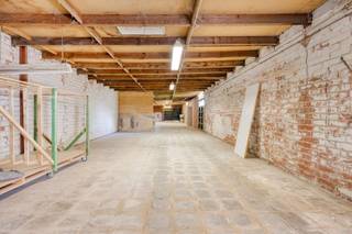 Te Koop – Karaktervolle woning met handelsruimte en ruime magazijnen vol potentieel.Bent u op zoek naar een eigendom waar wonen, ondernemen en opslag perfect gecombineerd kunnen worden? Dan biedt deze veelzijdige renovatiewoning een unieke kans. Deze eigendom bestaat uit een handelsruimte op het gelijkvloers, een ruime woonst met vijf slaapkamers én 2 grote magazijnen/opslagruimtes. Dankzij de royale oppervlakte en de talrijke mogelijkheden is dit pand ideaal voor zelfstandigen, ondernemers, investeerders of gezinnen die op zoek zijn naar extra ruimte.IndelingGelijkvloers: Handelsruimte/winkel met uitstekende zichtbaarheid. Keuken, toilet en diverse berg- en werkruimtesVerdieping: 5 volwaardige slaapkamers, badkamer, oOverloopBijgebouwen en magazijnen: 2 ruime magazijnen/opslagplaatsen; gGeschikt voor stockage, atelier, werkplaats of hobbyruimteVlotte toegankelijkheid en veel bruikbare oppervlakte.Troeven:✔ Combinatie van wonen en werken op één locatie✔ Handelsruimte met commerciële mogelijkheden✔ Vijf slaapkamers voor grote gezinnen of co-housing✔ Zeer ruime magazijnen en opslagcapaciteit✔ Tal van renovatie- en inrichtingsmogelijkheden✔ Ideaal voor zelfstandigen, aannemers, handelaars of investeerders✔ Eigendom met veel potentieel om volledig naar eigen smaak te moderniseren.Deze eigendom biedt een uitstekende basis voor wie op zoek is naar ruimte, flexibiliteit en de mogelijkheid om een uniek woon-werkproject te realiseren. Met de nodige renovatiewerken kan dit pand uitgroeien tot een prachtige combinatie van comfortabele gezinswoning en professionele activiteit. Een pand met ongeziene mogelijkheden voor wie groot durft te denken. Contacteer ons vandaag nog voor een bezoek en ontdek het potentieel van deze unieke eigendom.