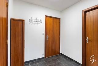GENT – Op zoek naar een instapklaar appartement met 2 slaapkamers, een zonnig terras en een uitstekende ligging nabij Gent-Sint-Pieters? Dan is dit appartement zeker een bezoek waard.<br /><br />Het appartement bevindt zich op de 2de verdieping van een verzorgd gebouw met lift en geniet van een aangename, lichtrijke indeling.<br /><br />De belangrijkste troeven:<br /><br />Lichtrijk appartement<br />2 ruime slaapkamers<br />Zonnig terras<br />Badkamer met douche, lavabo en toilet<br />Elektriciteit conform<br />Mooie berging<br />EPC 192 kWh/m² – label B<br />Aparte individuele berging<br />Lift aanwezig<br />Uitstekende bereikbaarheid met fiets, auto en openbaar vervoer<br />Garagebox: €35.000<br />Ook interessant als investering<br />Indeling<br /><br />Bij het binnenkomen kom je in de lichtrijke woonkamer. Vanuit de leefruimte is er toegang tot de keuken. Het appartement beschikt verder over twee ruime slaapkamers en een badkamer met douche, lavabo en toilet. Tot slot is er nog een aparte individuele berging.<br /><br />De combinatie van de goede ligging, twee slaapkamers, het zonnige terras en het EPC-label B maakt dit zowel een aantrekkelijke eigen woning als een interessante investering.<br /><br />Richtprijs: €299.000<br /><br />Garagebox: €35.000<br /><br />Bezoeken<br /><br />Bezoeken zijn mogelijk mits afspraak met Simon Coens:<br /><br />Dinsdag 29 september | 17u – 19u<br />Donderdag 1 oktober | 17u – 19u<br /><br />📞 0478 206 774<br />✉️ simon@cornelis-goeman.be<br /><br />Cornelis-Goeman