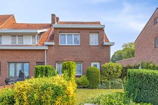 Op een gunstige locatie in Brasschaat bevindt zich deze te renoveren halfopen bebouwing met garage, bijgebouw en een mooie tuin dat privacy biedt. Dankzij de groene omgeving en de vlotte bereikbaarheid vormt deze woning de ideale basis voor wie op zoek is naar een renovatieproject met tal van mogelijkheden.<br /><br />Indeling gelijkvloers<br />- Inkomhal met doorgang naar de leefruimte en de keuken. <br />- Veranda met toegang tot badkamer en technische ruimte<br />- Kelder <br /><br />Indeling eerste verdieping:<br />- 2 ruime slaapkamers <br />- Extra kamer die ideaal kan ingericht worden als bureau of als dressing <br />- Zolder <br /><br />Buiten geniet u van een mooie tuin met afzonderlijke garage, een handig bijgebouw en een tuinhuis, ideaal voor het opbergen van tuinmateriaal, fietsen of gereedschap.<br /><br />Bent u op zoek naar een woning die u volledig naar eigen smaak kan renoveren en inrichten? Dan is dit pand zeker een bezoek waard.<br /><br />Bijzonderheden:<br />- EPC label F – 802 kWh/m² jaar<br />- Centrale ligging<br />- Mooie groene tuin met veel privacy<br /><br /><br />Dit pand is onderworpen aan de renovatieverplichting van de Vlaamse overheid voor residentiële gebouwen (behoudens bij sloop binnen 5 jaar na de aankoop). Consulteer voor meer informatie de website van het Vlaams Energie- en Klimaatagentschap via https://www.vlaanderen.be/een-woning-kopen/renovatieverplichting-voor-residentiele-gebouwen<br /><br />Bestuursmaatregelen in het maatregelenregister: nee