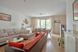 Immo Pické biedt u dit uiterst gunstig gelegen appartement aan in Anderlecht, gelegen in de nabijheid van scholen, winkels, openbaar vervoer, invalswegen en alle voorzieningen. Dit recent appartement (2012) bestaat uit een inkomhal, een ruime woonkamer met open keuken (volledig geïnstalleerd), een wasplaats/berging, een nachthal, een WC, 3 ruime slaapkamers (16 m², 12 m², 9,50 m²), een badkamer (bad, dubbele lavabo en WC) en een tweede badkamer (douche en lavabo). Dit appartement beschikt bovendien over een inbouwkasten in alle slaapkamers, in de inkomhal en in de leefruimte (bibliotheek). Ook heeft dit appartement een groot terras van 10 m², dat uitgeeft op de gemeenschappelijke tuin en speeltuin van het appartementscomplex. Daarnaast beschikt dit appartement nog over een privatieve ondergrondse autostaanplaats. Extra informatie: zeer gunstige EPC (B+), ventilatiesysteem, videofoon, cogeneratiesysteem voor de verwarming, driedubbele beglazing, elektriciteit conform tot 2037, volledig geïsoleerd, ...