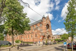 Op centrale ligging te Antwerpen bevindt zich dit veelzijdige investeringspand bestaande uit een commercieel gelijkvloers, heden ingericht als horecazaak, met drie bovenliggende appartementen.<br /><br />Het handelsgelijkvloers omvat een oppervlakte van ca. 276 m² en beschikt achteraan over een bijkomende polyvalente ruimte van ca. 110 m², momenteel te renoveren en geschikt voor diverse doeleinden zoals stockage, atelier- of uitbreidingsmogelijkheden van de handelsfunctie.<br />De residentiële entiteiten bestaan uit:<br />- appartement eerste verdieping: ca. 88 m²;<br />- appartement tweede verdieping: ca. 88 m²;<br />- dakappartement: ca. 88 m².<br /><br />Dankzij de combinatie van commerciële en residentiële huuropbrengsten genereert het pand een netto-huurrendement van meer dan 5%, wat dit gebouw bijzonder interessant maakt voor investeerders.<br /><br />Troeven:<br />- Netto-huurrendement van meer dan 5%<br />- Gemengd opbrengsteigendom met commerciële en residentiële invulling<br />- Commercieel gelijkvloers van ca. 276 m²<br />- Achterliggende polyvalente ruimte van ca. 110 m² met renovatie- en uitbreidingspotentieel<br />- Drie ruime appartementen (ca. 88 m², 88 m² en 75 m²)<br />- Gunstige EPC's<br />- Dak vernieuwd in 2026, voorzien van nieuwe roofing en 12 cm dakisolatie<br />- Gunstige ligging nabij winkels, openbaar vervoer en invalswegen<br />- Nabij centrum Antwerpen en Park Spoor Noord<br />- Sterke verhuurbaarheid dankzij centrale locatie<br /><br />Fotos, het grondplan, EPC's,kan u reeds bekijken via de Wellimmo-site ('documenten')<br /><br />📩 Meer info of een bezoek: info@wellimmo.net<br />📞 03/225 00 68 <br />