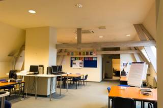 Dit ruim, karaktervol kantoor in het historische gebouw 'De oude post', strekt zich uit over de volledige 2de verdieping van het gebouw...