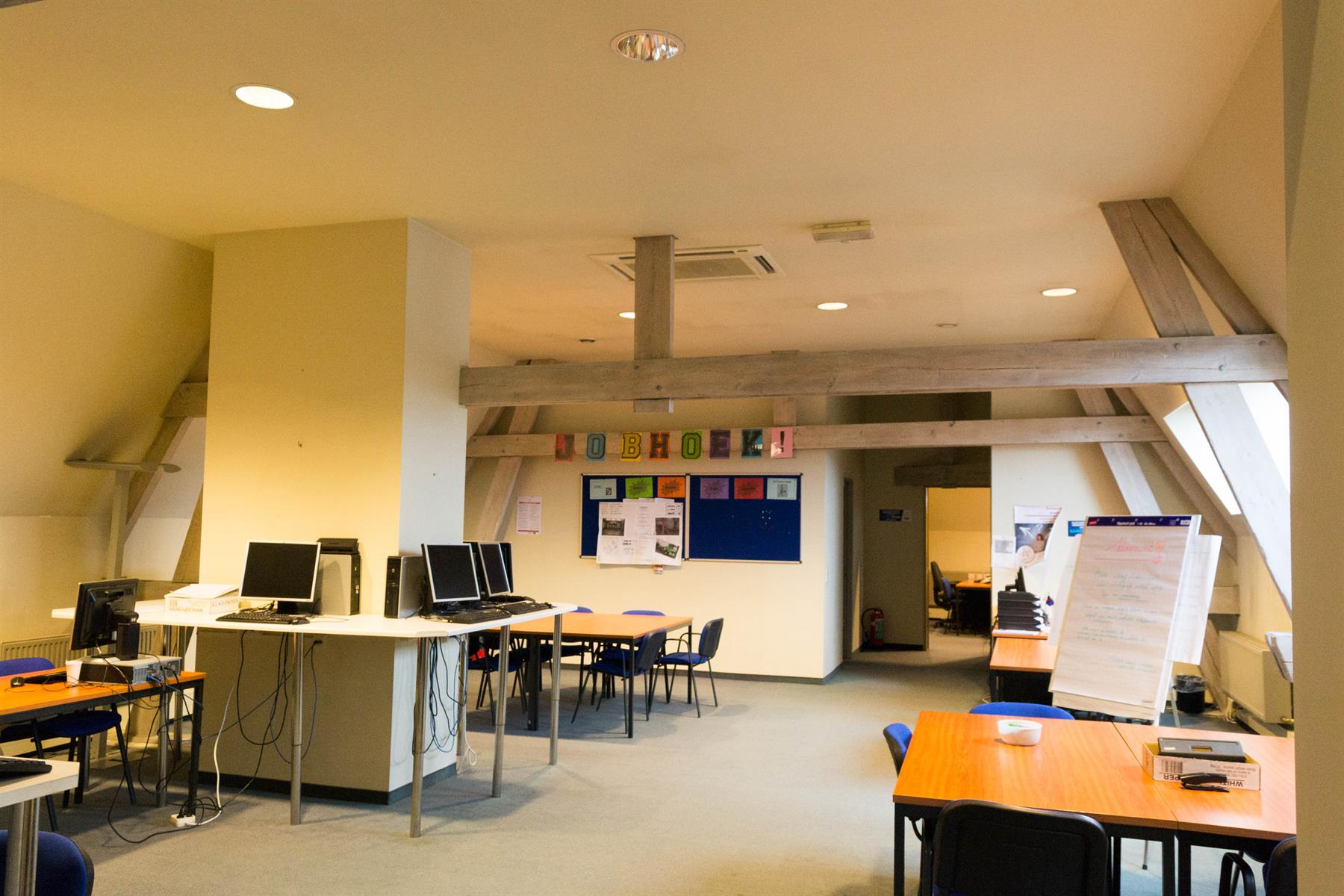 Ruim kantoor over de volledige 2e verdieping - foto 2