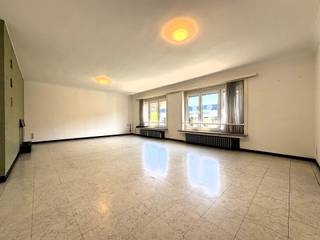 LiggingDit instapklaar appartement op de eerste verdieping is gelegen langs de verbindingsweg Harelbeke – Kortrijk. Dankzij de vlot bereikbare...
