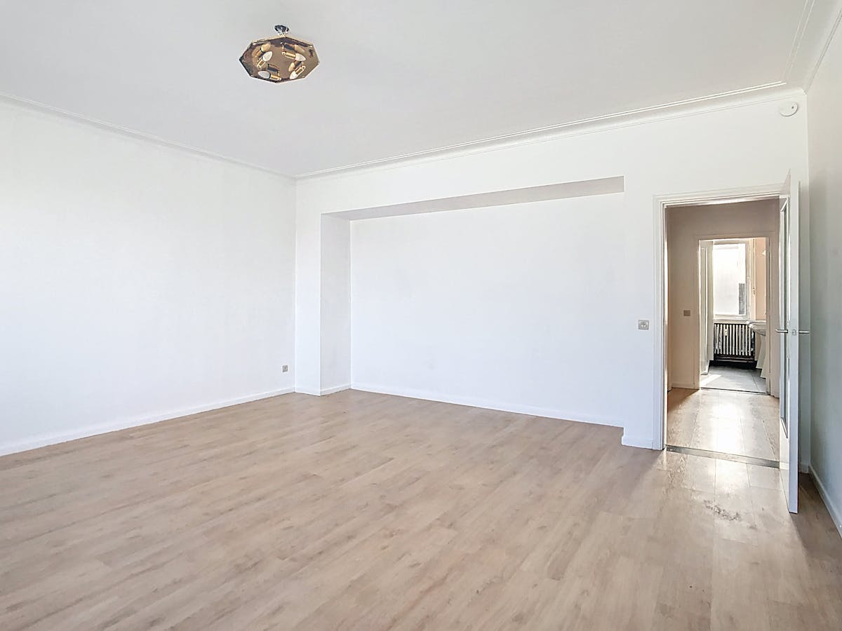 Lichtrijk en centraal gelegen ruim appartement met garage - foto 5