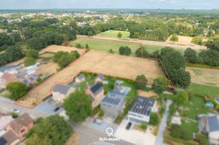 We vinden dit riant bouwperceel van 26a52ca, aangevuld met circa 1ha50a aan achterliggende weilanden terug op een rustige ligging te Zonhoven. Bekijk het volledige verkoopdossier op www.schraepenvastgoed.be. Naast alle informatie uit deze advertentie vindt u hier ook het inplantingsplan en andere nuttige documenten over dit unieke perceel.