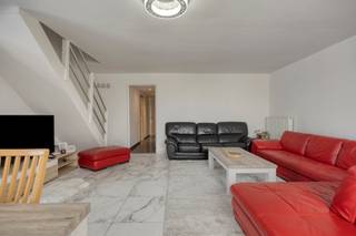 Ben je op zoek naar een grotendeels gelijkvloerse woning met een achterliggende loods? Zoek niet verder! Deze woning gelegen in de Herdershoekstraat 1 heeft wat je zoekt. <br /><br />Indeling gelijkvloers:<br />- Veranda/inkom<br />- Woonkamer met uitgeruste open keuken<br />- Badkamer met inloopdouche en toilet<br />- 2 slaapkamers<br />- Berging/wasplaats met tweede toilet<br /><br />Indeling eerste verdieping:<br />- Nachthal<br />- 2 slaapkamers<br /><br />Bijzonderheden:<br />- Ruime garage<br />- Tuin en terras <br />- Loods met een bruikbare oppervlakte van 180 m²<br />- Er is een simulatie van het EPC-attest (EPC D) aanwezig met de volgens de eigenaar gebruikte isolatie in de woning<br /><br />Mis deze kans niet en plan vandaag nog jouw bezoek!<br /><br />Bij Albert kom je thuis