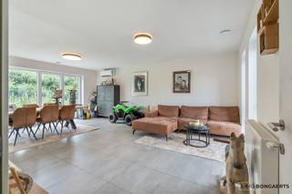Deze verzorgde gezinswoning, gelegen op een perceel van 7a 33ca in het rustige Ellikom (Oudsbergen), combineert modern wooncomfort met een uitstekende energieprestatie.<br /><br />Bij het betreden van de woning komt u in de inkomhal, die toegang biedt tot een lichtrijke leefruimte met een moderne open keuken. Aansluitend bevinden zich een praktische berging en een gastentoilet.<br /><br />Op de verdieping geeft de overloop toegang tot drie volwaardige slaapkamers en een stijlvolle, moderne badkamer.<br /><br />De woning scoort uitstekend op het vlak van energiezuinigheid dankzij een EPC-label A, 4 kW zonnepanelen en een conforme elektrische installatie. Hierdoor geniet u niet alleen van een lagere energiefactuur, maar bent u ook helemaal klaar voor de toekomst.<br /><br />PLUSPUNTEN<br />+ Recente, instapklare woning<br />+ 3 ruime slaapkamers<br />+ Moderne open keuken<br />+ EPC-label A<br />+ 4 kW zonnepanelen<br />+ Conforme elektriciteit<br /><br />Deze woning is de ideale keuze voor wie comfortabel, modern en energiezuinig wil wonen in een aangename omgeving.