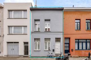 <strong>Charmante woning met 3 à 4 slaapkamers in het hart van Borgerhout</strong><br /><br />In het hart van Borgerhout, op een steenworp van winkels, scholen en openbaar vervoer, bevindt zich deze charmante en ruime woning. Dankzij de gunstige ligging vormt dit pand niet alleen een fijne gezinswoning, maar ook een interessante investering voor wie op zoek is naar een opbrengsteigendom met potentieel.<br /><br />Op het gelijkvloers kom je binnen in een gezellige leefruimte met open keuken, waar voldoende plaats is voor zowel een eet- als zithoek. De ruimte geniet van aangename lichtinval en sluit naadloos aan op een praktische wasplaats met aansluitingen voor wasmachine en droogkast. Verder vind je er ook een aparte technische ruimte en een gastentoilet. Op de eerste verdieping bevindt zich een ruime slaapkamer met dubbele beglazing in PVC, een comfortabele badkamer met ligbad en een apart nachttoilet. De tweede verdieping telt drie slaapkamers. Deze kamers kunnen dienen als kinderkamers, bureauruimte of hobbyruimte. Met enkele aanpassingen kan hier bovendien een ruime hoofdslaapkamer worden gecreëerd aangevuld met een extra kamer onder het dak.<br /><br />Met haar centrale ligging, praktische indeling en vele mogelijkheden biedt deze woning een mooie balans tussen wonen en investeren. Of je nu op zoek bent naar een gezellige gezinswoning of naar een interessant opbrengsteigendom, deze eigendom in Borgerhout is zeker het ontdekken waard.