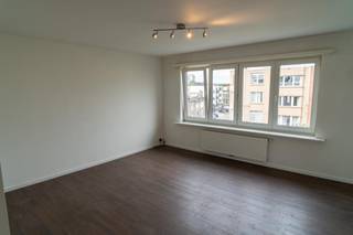 Appartement 2 slk Antwerpen, EPC B

Charmant en instapklaar 2-slaapkamerappartement op topligging

Op zoek naar je eerste eigen thuis of naar een nieuwe woning? Dan is dit appartement op de 3de verdieping van De Bruynlaan 151 misschien precies wat je zoekt.

Dit aangename appartement van 73 m² werd recent gerenoveerd en is dankzij de uitgevoerde werken sterk verbeterd op vlak van energie: het EPC ging van label F naar label B. Je kan hier dus meteen comfortabel wonen zonder grote renovatiewerken te moeten plannen.

De lichte leefruimte biedt voldoende plaats voor een gezellige zithoek en eettafel. De aparte keuken is praktisch ingericht en sluit mooi aan bij de leefruimte.

Verder beschikt het appartement over twee ruime slaapkamers. Ideaal voor een gezin, maar ook voor wie een extra kamer wil gebruiken als thuiskantoor, dressing, hobbyruimte of logeerkamer. Daarnaast zijn er een badkamer, apart waskot en inkomhal/gang.

Een extra troef is de beperkte maandelijkse kost. Er is geen lift, syndicus of hoge gemeenschappelijke kost, waardoor je ook op lange termijn je vaste kosten beperkt houdt. En die trap naar de 3de verdieping? Die kan je natuurlijk zien als gratis dagelijkse beweging. 😉

Ook de ligging is een grote troef. Op amper 3 minuten wandelen vind je verschillende tramverbindingen, waaronder tram 2, 4 en 10, en bus 29A en 29B. Voor je dagelijkse boodschappen liggen Albert Heijn, Carrefour, Aldi en Lidl allemaal op wandelafstand. Ook Basic-Fit, lokale winkels, bakkers en andere voorzieningen bevinden zich vlakbij.

Kijkdagen

Wil je het appartement graag in het echt komen bekijken? 
Bel mij gerust op het nummer: 0492828368


Een licht, praktisch en recent gerenoveerd appartement met 2 ruime slaapkamers, EPC-label B en een uitstekende ligging. Ideaal als eerste eigen woning, maar zeker ook interessant als investering.