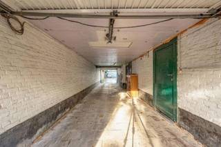 <p><span> </span></p><p><span>Ruime, afgesloten garagebox op een gunstige locatie.</span><span> </span></p><p><span> </span></p><p><span>Deze bovengrondse garagebox biedt een veilige en handige oplossing voor het parkeren van uw voertuig. De garagebox is gelegen achterliggend het gebouw aan de Jozef Verbovenlei 128 en kent een breedte van 2,4 m en een diepte van 7.5 m. De totale oppervlakte van een garagebox is 18m², wat ruim is voor de meeste boxen.  Ideaal als je in deze buurt woont of werkt, gedaan met de parkeerstress!</span></p><p><span> </span></p><p><span>Je rijdt binnen via de algemene inrit waar je achteraan de garageboxen terugvindt. Hier heeft u plek genoeg om met uw wagen eenvoudig te manoeuvreren om vervolgens uw auto veilig in uw garagebox te parkeren.   De garagebox is voorzien van een handmatige poort.</span></p><p><span> </span></p><p><span>Ook is het een prima investering, gezien de parkeermogelijkheden in deze buurt steeds kleiner worden.</span></p><p><span> </span></p><p><span> </span></p>