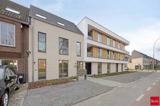 <p>NIEUWBOUW TE KOOP ONDER REGISTRATIERECHTEN<br />Ontdek dit prachtig nieuwbouwappartement (bouwjaar 2025, waarbij de verkoop mogelijk is onder registratierechten ipv BTW), gelegen aan de Handelslei 268 te Zoersel. <br /><br />Dit stijlvolle gelijkvloers appartement combineert hedendaags comfort met een praktische indeling en een aangename buitenruimte, ideaal voor wie op zoek is naar rustig en kwalitatief wonen.</p>
<p>Met een bewoonbare oppervlakte van ca. 90 m² beschikt het appartement over een lichtrijke leefruimte met grote raampartijen en een volledig open, ingerichte keuken. De grote glaspartijen zorgen voor een aangename lichtinval en een mooie, directe connectie met het terras en de privatieve zuidoostgerichte tuin, waar u optimaal kan genieten van de zon en het buitenleven. <span>Verder kunt u binnen dit project genieten van een grote gemeenschappelijke tuin.</span></p>
<p>Het appartement omvat twee volwaardige slaapkamers, een moderne badkamer met inloopdouche en lavabo, een apart gastentoilet en een praktische berging met aansluiting voor wasmachine en technieken. De indeling is doordacht en biedt een comfortabele woonervaring met voldoende opbergruimte.</p>
<p>Daarnaast is het appartement bijzonder energiezuinig dankzij de aanwezigheid van een warmtepomp en zonnepanelen, wat bijdraagt aan een duurzame woonomgeving.</p>
<p>Een bijkomende troef is dat dit appartement wordt verkocht onder registratierechten.</p>
<p>Tot slot is er een ondergrondse autostaanplaats met bijhorende berging verplicht aan te kopen voor €33.000<br /><br />Voor een bezoek of meer info, contacteer Arno via arno@reds.be of 04 98 66 21 41</p>