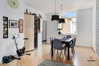 Centraal gelegen, recent gerenoveerd, halfopen woning op goede locatie.De woning bestaat uit;Gelijkvloers: inkomhal - lichtrijke leefruimte -...