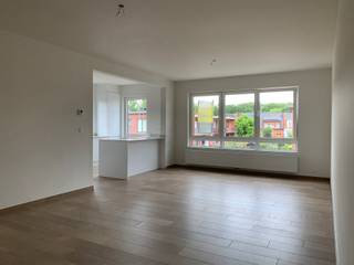 Ben je op zoek naar een stijlvol en instapklaar appartement in Schoten? Dan is dit recent gerenoveerde appartement echt iets voor jou. Met...