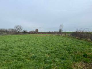 <p>Voor meer info of een bezoek, bel 054 69 39 31 - In Aspelare (Ninove) bevindt zich deze <strong>bouwgrond voor een open bebouwing</strong> met een <strong>straatbreedte van 15,50 meter</strong> en een <strong>oppervlakte van</strong> maar liefst <strong>21are 11ca</strong>. Winkels, scholen en openbaar vervoer bevinden zich op een boogscheut. De uitvalswegen naar Aalst, Brussel en Gent bevinden zich eveneens in de nabijheid. De bouwbreedte is 9,43 meter, de bouwdiepte 18 meter op het gelijkvloers en 12 meter op de verdieping, de perceeldiepte bedraagt 133 meter. <strong>Geen bouwverplichting </strong>- Twee bouwlagen - Plat dak mogelijk - Zadeldak mogelijk.</p>