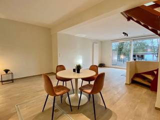 RUIME pal in het CENTRUM gelegen WONING met 4 SLK, TUIN en ZONNEPANELEN ! RUSTIG en AANGENAAM gelegen doch pal in het CENTRUM. Aangelegd TERRAS...