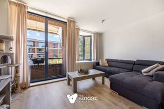 <p><span>Centraal gelegen, instapklaar triplex appartement</span><span> </span></p><p><span> </span></p><p><span>Belangrijkste troeven:</span></p><p><span>- Instapklaar met mooie leefruimtes</span><span> </span></p><p><span>- Leuke indeling met verrassend veel ruimte</span><span> </span></p><p><span>- Gelijkvloers: ruime garage met berging</span><span> </span></p><p><span>- Verdieping 1: lichtrijke woonkamer met keuken en berging</span><span> </span></p><p><span>- Verdieping 2: 2 mooie slaapkamers en badkamer</span><span> </span></p><p><span>- Zolder, terras met veranda en tuintje aanwezig</span><span> </span></p><p><span>- Dak recent v</span><span>ernieuwd, elektriciteit conform en asbestveilig </span></p><p><span>- Centraal gelegen op wandelafstand van centrum</span><span> </span></p><p><span> </span></p><p><span>Bekijk zeker ook onze grondplannen met de afmetingen. Zo krijgt u van thuis uit al een perfect beeld van wat deze woning te bieden heeft!</span><span> </span></p><p><span>"Wenst u meer info of een vrijblijvende bezichtiging, contacteer dan ons kantoor op het nummer 014 39 99 99 en wij helpen u graag verder.</span><span> </span><span>"</span><span> </span></p>