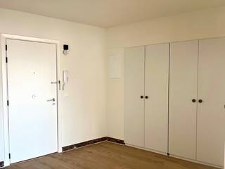 Dit aangename appartement nabij de Visserij bevindt zich op de vierde verdieping van de Residentie Windsor en is gedeeltelijk gerenoveerd.<br />Ruime inkomhal met ingebouwde praktische kasten, berging, apart toilet.<br />Woonkamer overladen met lichtinvallen, moderne keuken<br />Nachthal met 3 slaapkamers , badkamer<br /> In de kelderverdieping bevinden er zich nog twee private bergingen en een gemeenschappelijke fietsenberging.<br />Nog enkele TROEVEN<br />Het appartement is recent opgefrist en geschilderd, de elektriciteit is conform, het energie LABEL is B en het appartement is asbestveilig. <br />recente ramen<br />Het gebouw zelf is voorzien van zonnepanelen.<br />Verder is de ligging ideaal: je wandelt zo naar het stadscentrum en je bent vlakbij de ring en het station Gent Dampoort. <br />