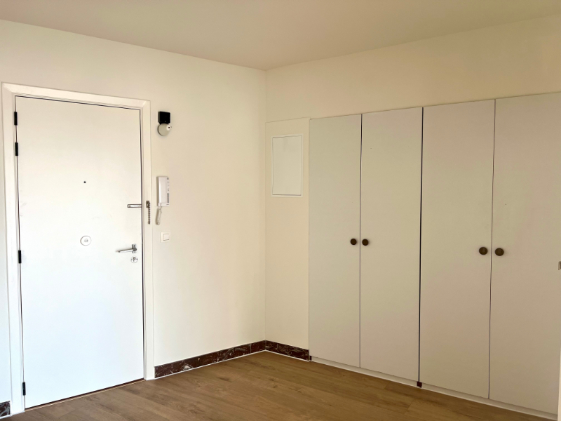 RUIM LICHT GERENOVEERD APPARTEMENT MET 3 SLAAPKAMERS OP EEN ZEER GOEDE LIGGING - photo 2