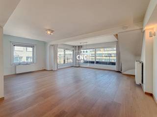 Ongemeubeld duplexappartement met twee slaapkamers in hartje Knokke-Heist.In het bruisende centrum van Knokke-Heist vindt u dit...