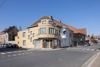 In de www.leopoldstraat2.be in Zwevegem stellen we jou graag deze woning voor.  Een best wel bijzondere art-deco gevel brengt ons ook een...