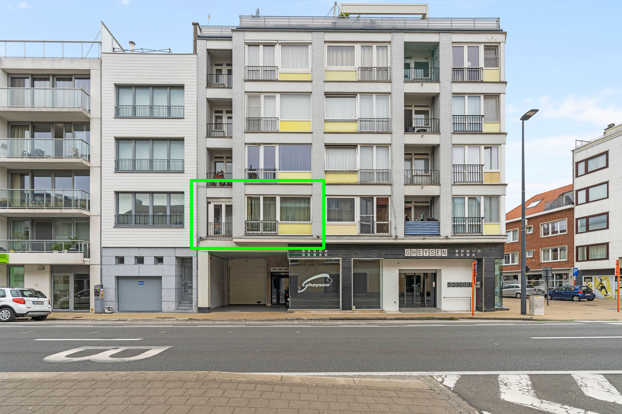 Uiterst ruim en gunstig gelegen appartement met twee slaapkamers te Oostende - foto 1